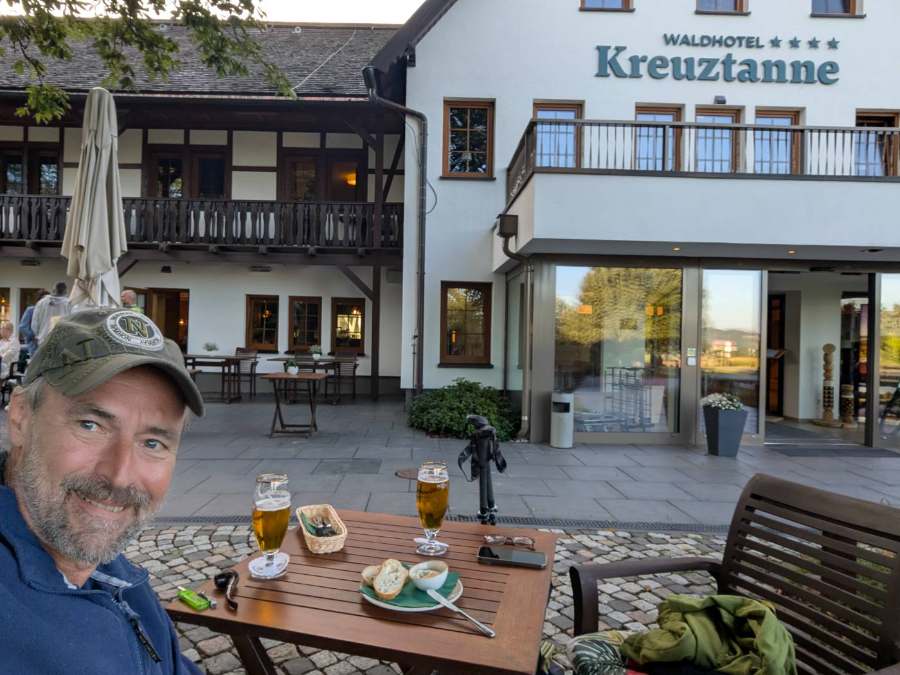 Terrasse am Waldhotel Kreuztanne mit zwei Bieren, Aufstrich und Brot